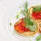 Рецепты оригинальных бутербродов с красной икрой на праздничный стол и их оформление