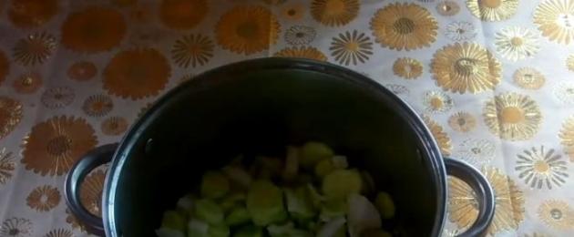 Необычный салат из огурцов на зиму. «Сырой» салат из огурцов на зиму. Салат из перезрелых огурцов