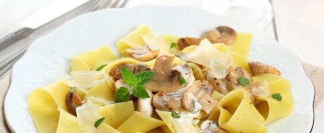 Σάλτσα μανιταριών για ζυμαρικά champignon.  Ζυμαρικά με μανιτάρια σε κρεμώδη σάλτσα